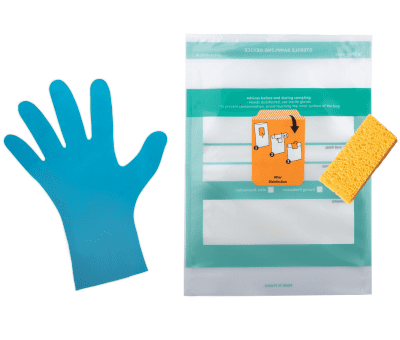 Kit de prélèvement stérile avec gant bleu, éponge jaune et sachet refermable – matériel d’échantillonnage hygiénique et prêt à l’emploi.