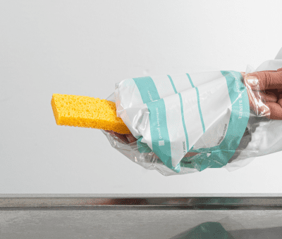 Kit de prélèvement stérile , éponge jaune et sachet refermable – matériel d’échantillonnage hygiénique à l’emploi.